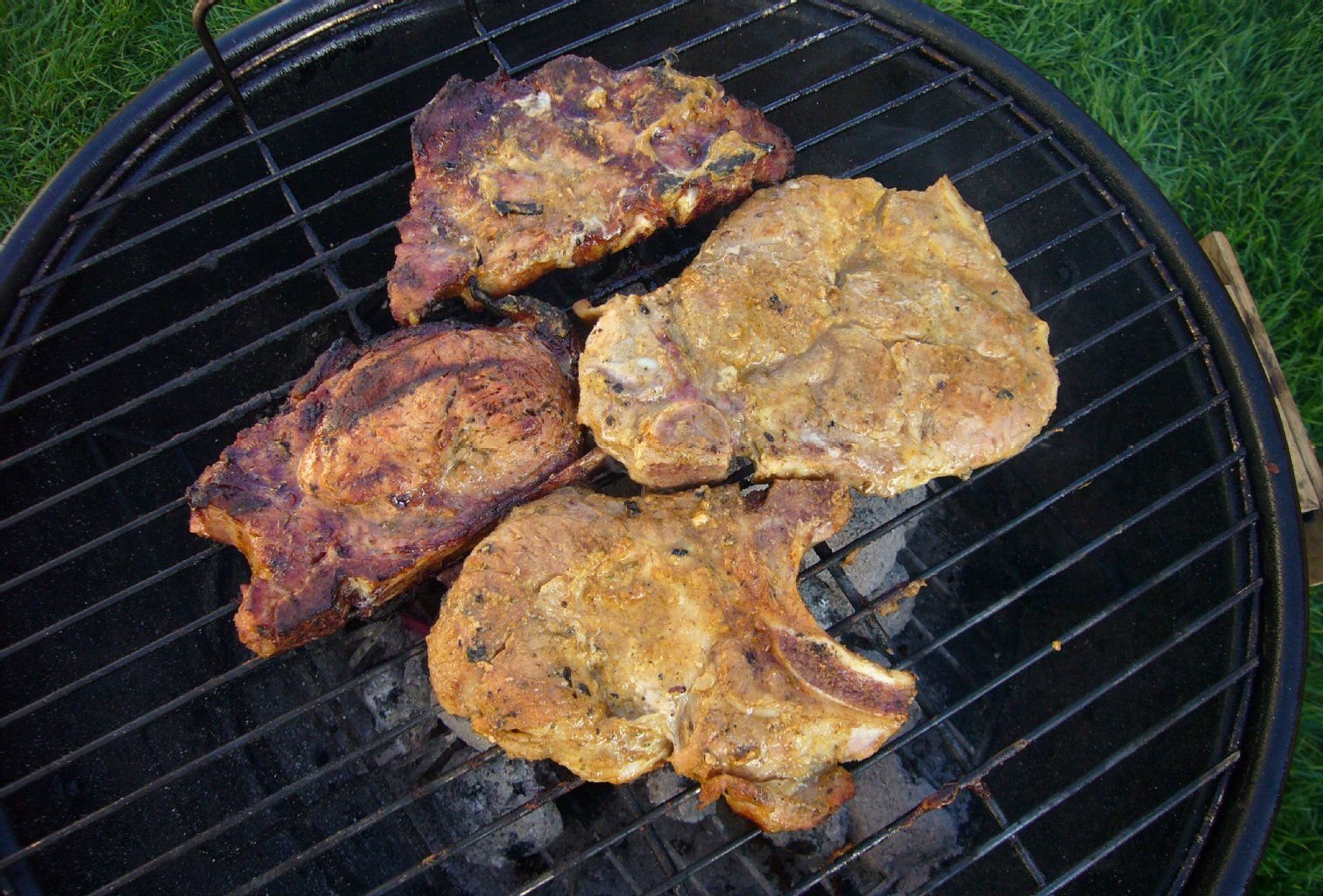 Einfach schnell den Grill aufstellen und ein paar leckere Steaks auf den Rost legen. Eigentlich eine gute Idee. Doch vorher sollte man sich besser genau überlegen, wo man das Grillfleisch einkauft.