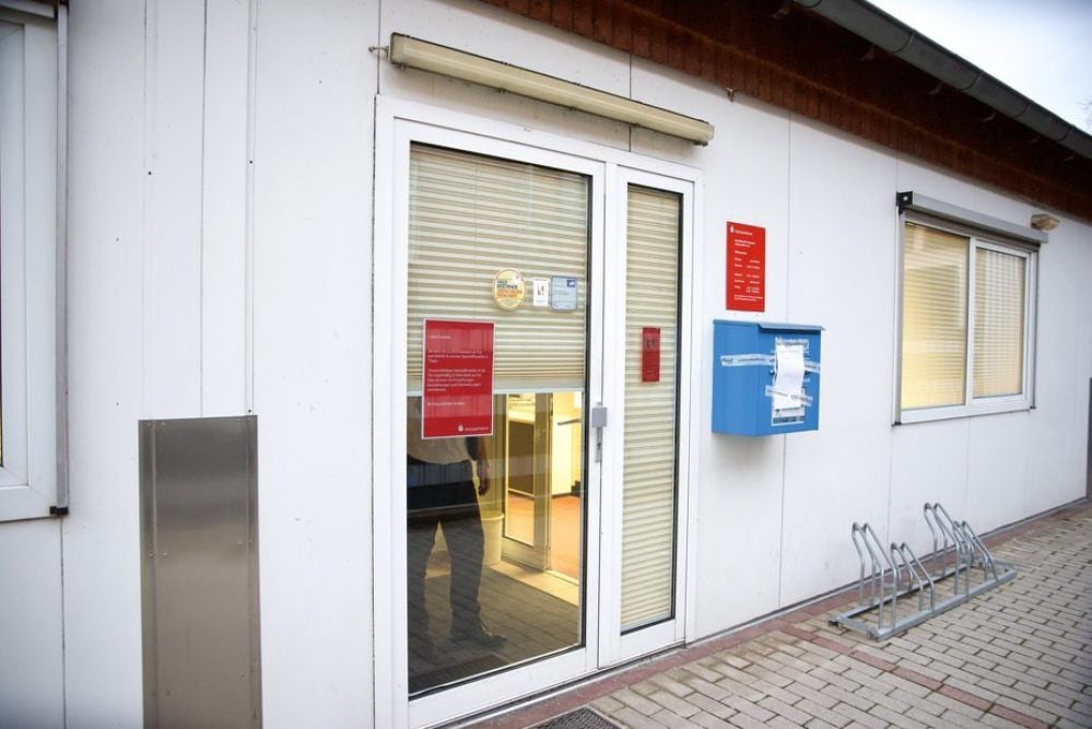 Tür zu, Plissee runter: So endet das Kapitel Harzsparkasse in der Neinstedter Hauptstraße.