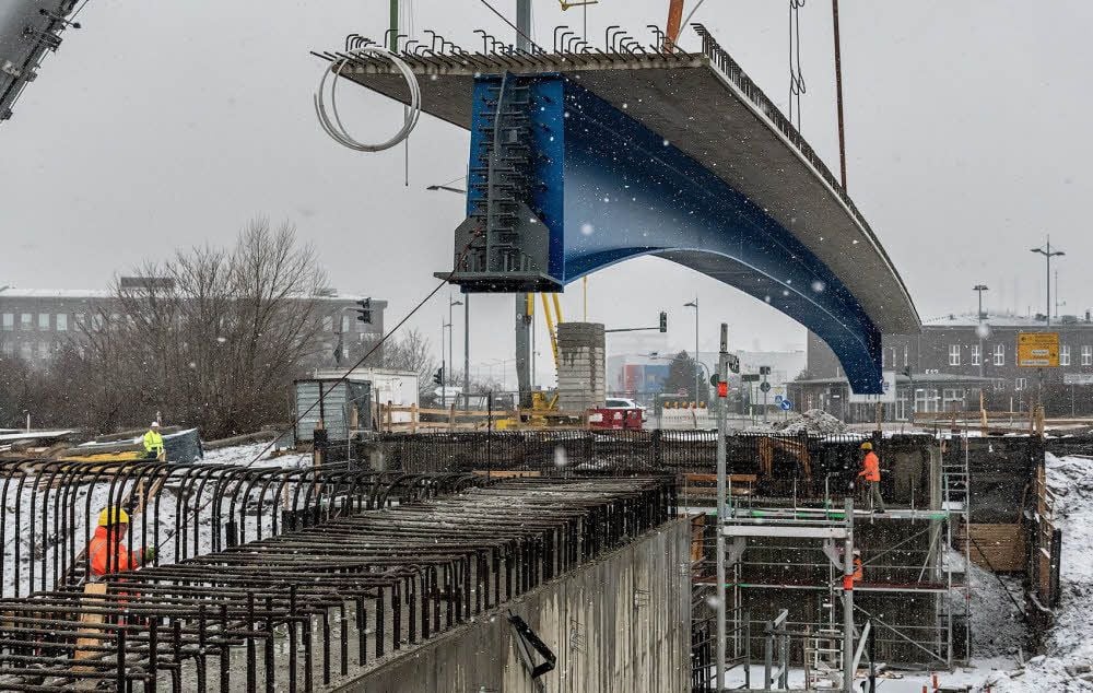 34 Meter lang und 50 Tonnen schwer: Sechs dieser Ungetüme aus Stahlbeton wurden am Dienstag auf die Widerlager gehoben.