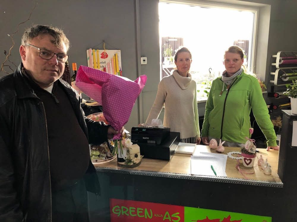Im Blumenhaus Kalbas, bei Rita Kalbas (Mitte) und Mitarbeiterin Anja Pape, hat sich Thomas Remmlinger in die Unterschriftenliste eingetragen.
