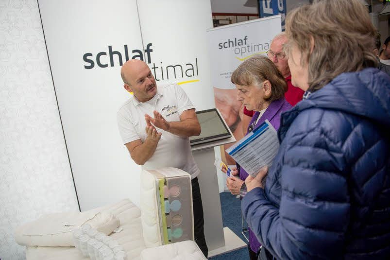 Heiko Matalla erklärt die Vorzüge verschiedener Matratzen-Modelle und worauf die Messebesucher beim Kauf unbedingt achten sollten.