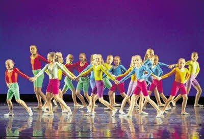 „Polonaise, macht alle mit“ fordern die Mädchen von „Schaut hin“ mit ihrem Tanz auf.