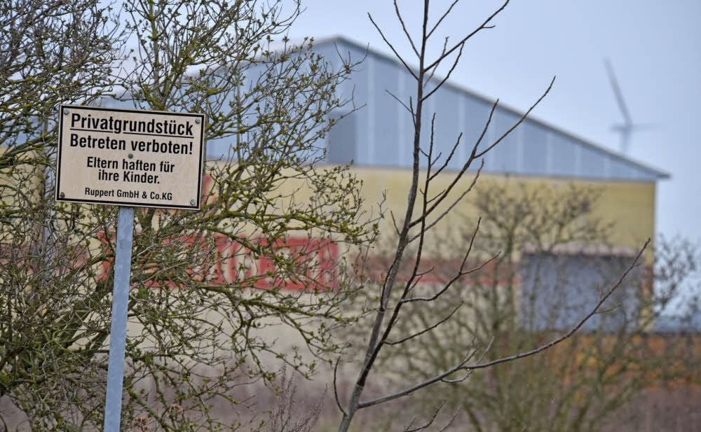 Das ehemalige Möbelhaus am Ortsrand von Roitzsch: Bis heute hat der Umbau zu einer Flüchtlingsunterkunft nicht begonnen.