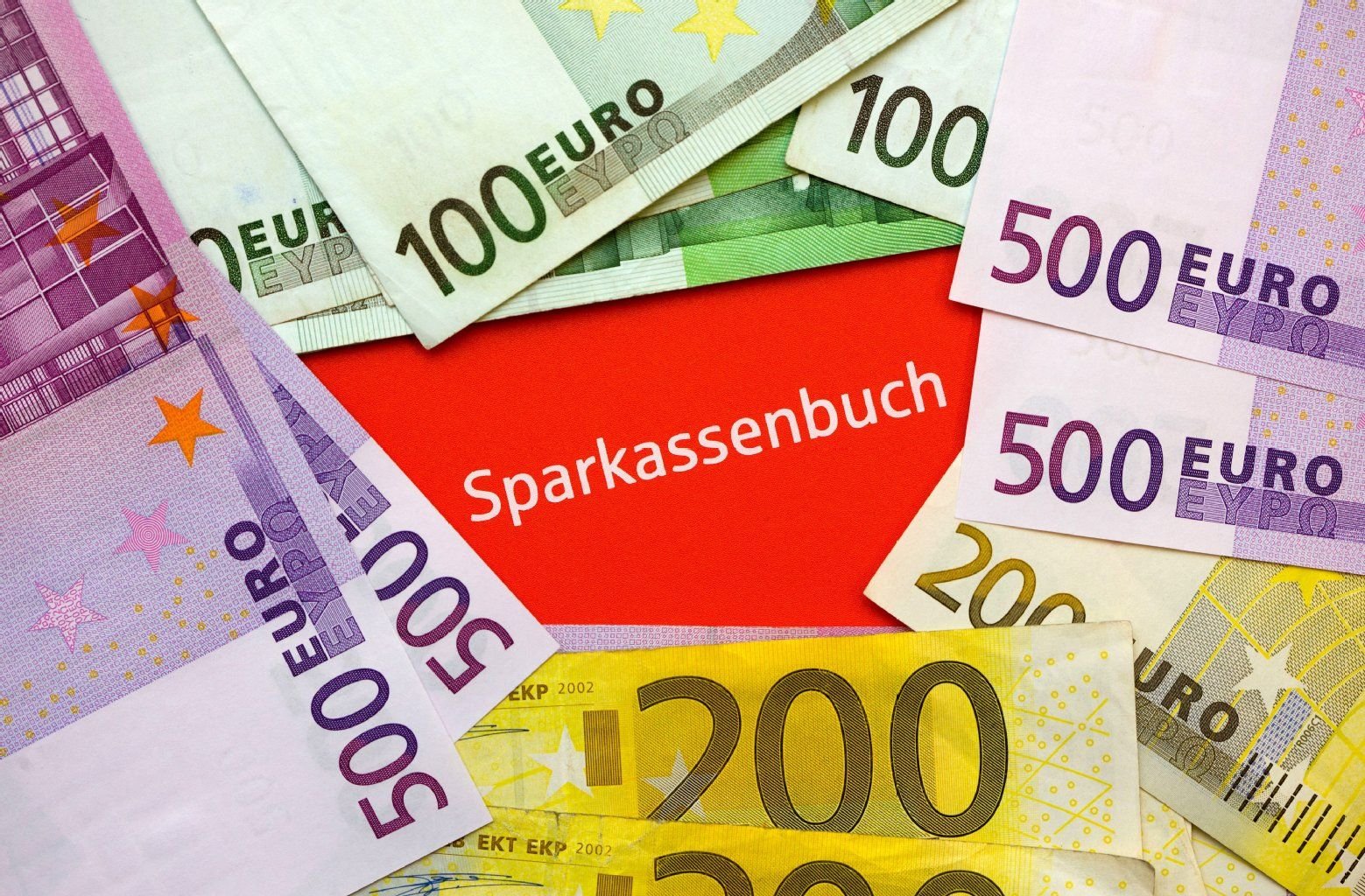 Wer regelmäßig etwas Geld beiseitelegen möchte, sollte sich anstelle eines Sparbuchs für einen Sparplan entscheiden. Hier gibt es Angebot für vorsichtige, flexible, aber auch risikobereite Sparer.