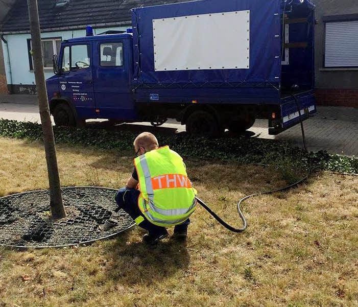 Das THW Bernburg wässerte Straßenbäume mit 20 000 Liter.