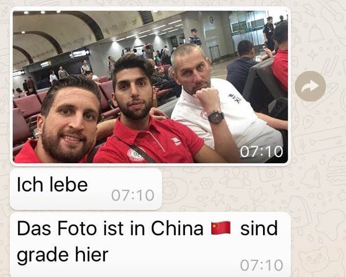 Hilal El-Helwe (M.) landete auf der Rückreise aus Nordkorea zunächst in China. Dort entstand dieses Foto, das er per WhatsApp sendete.