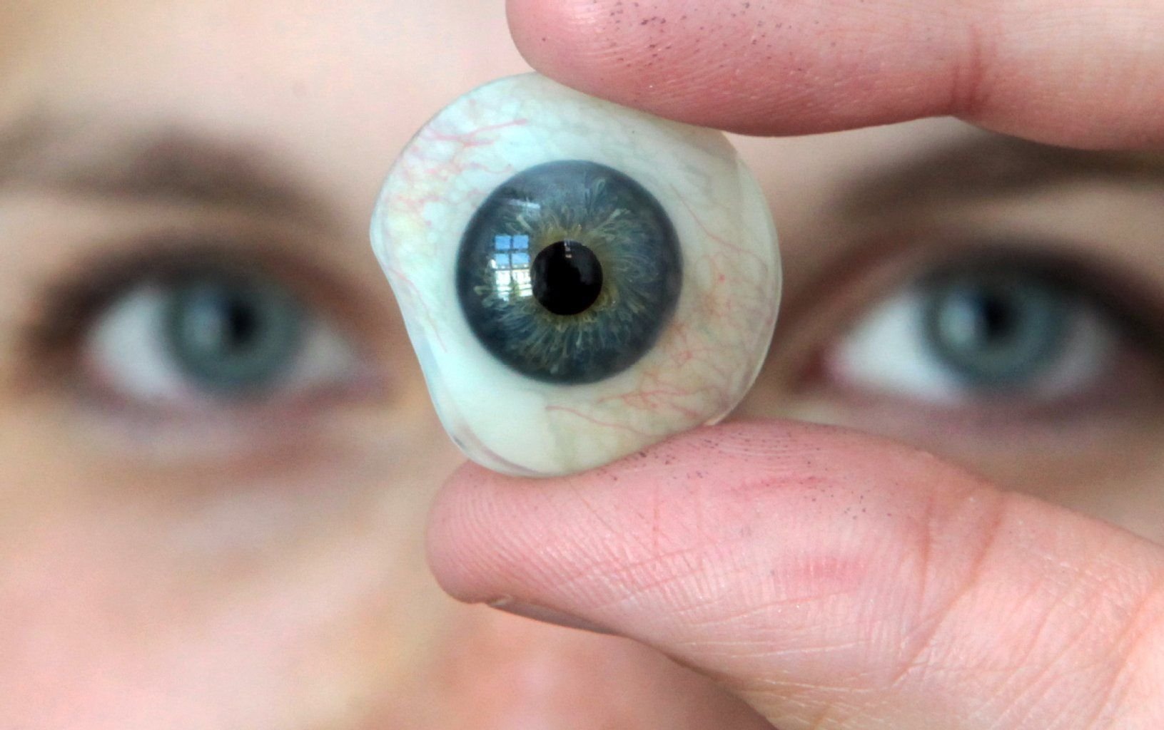 Täuschend echt: Glasbläser in der Fachrichtung Kunstaugen stellen kleine Kunststücke her, die später zu Prothesen weiterverarbeitet werden.