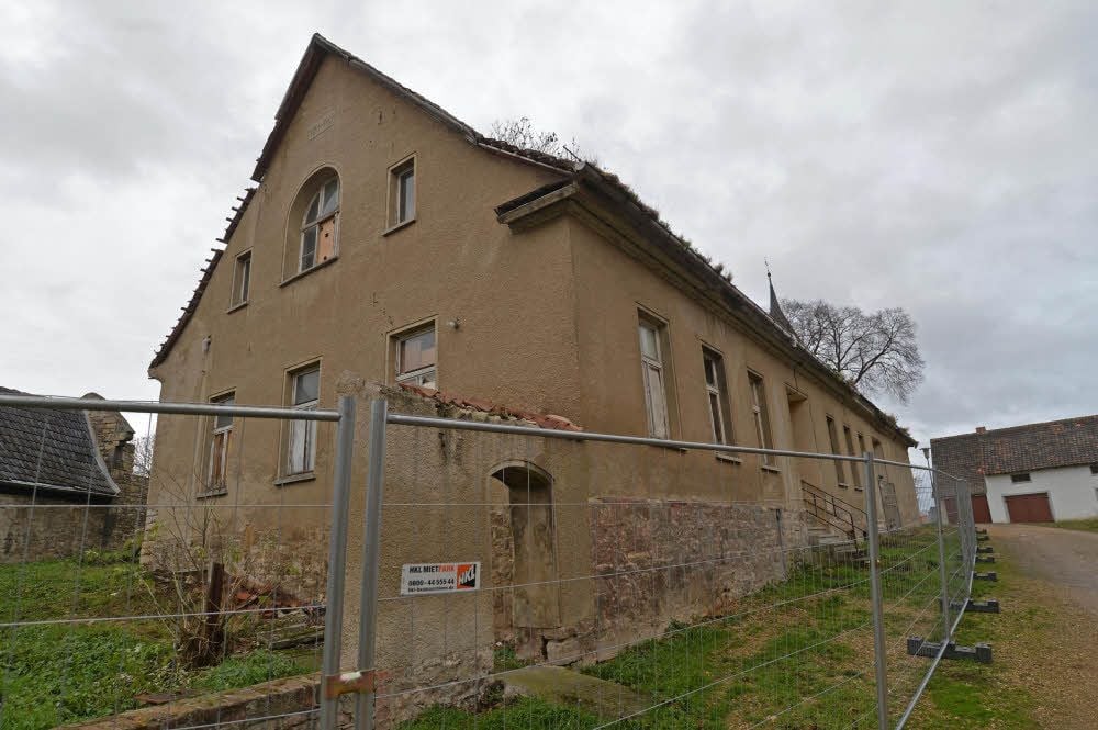 Das ehemalige Schulgebäude in Frose musste jetzt mit einem Bauzaun abgesperrt werden.