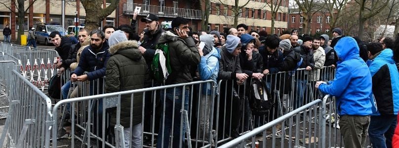 Alltag as usual: Flüchtlinge warten am Lageso.