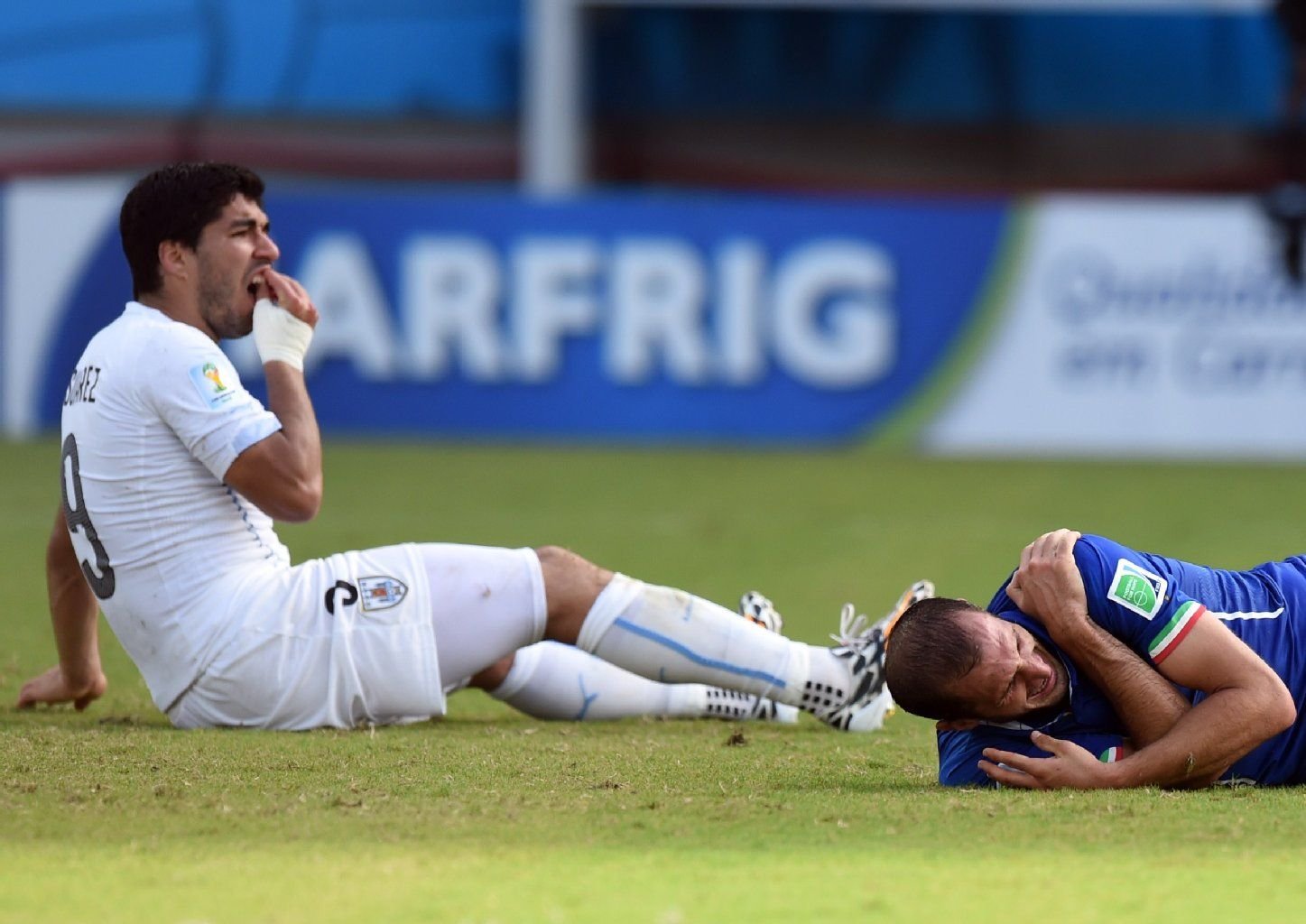 Luis Suarez (l.) nach seinem Biss gegen Giorgio Chiellini