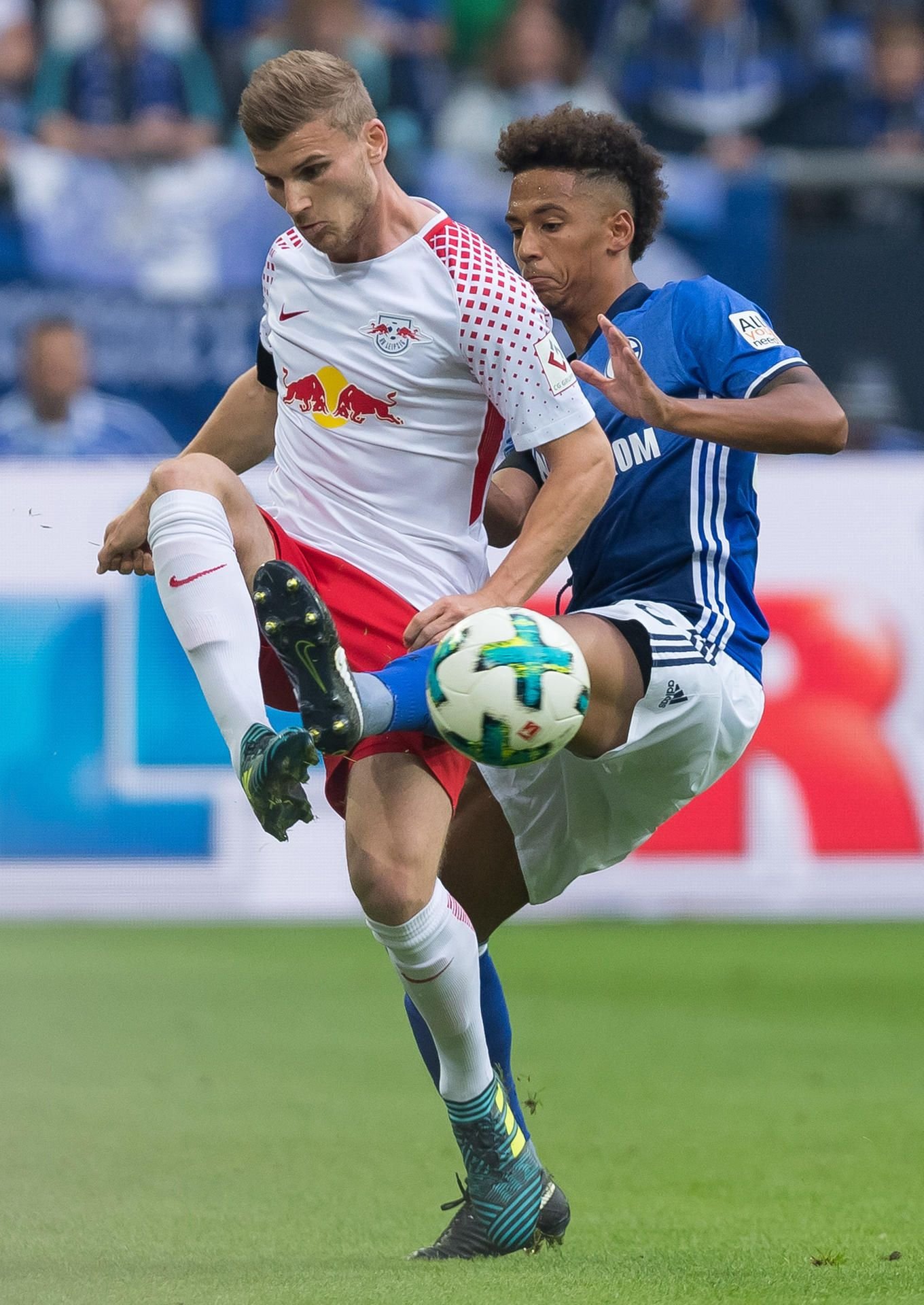 Timo Werner im Duell mit Schalkes Thilo Kehrer.