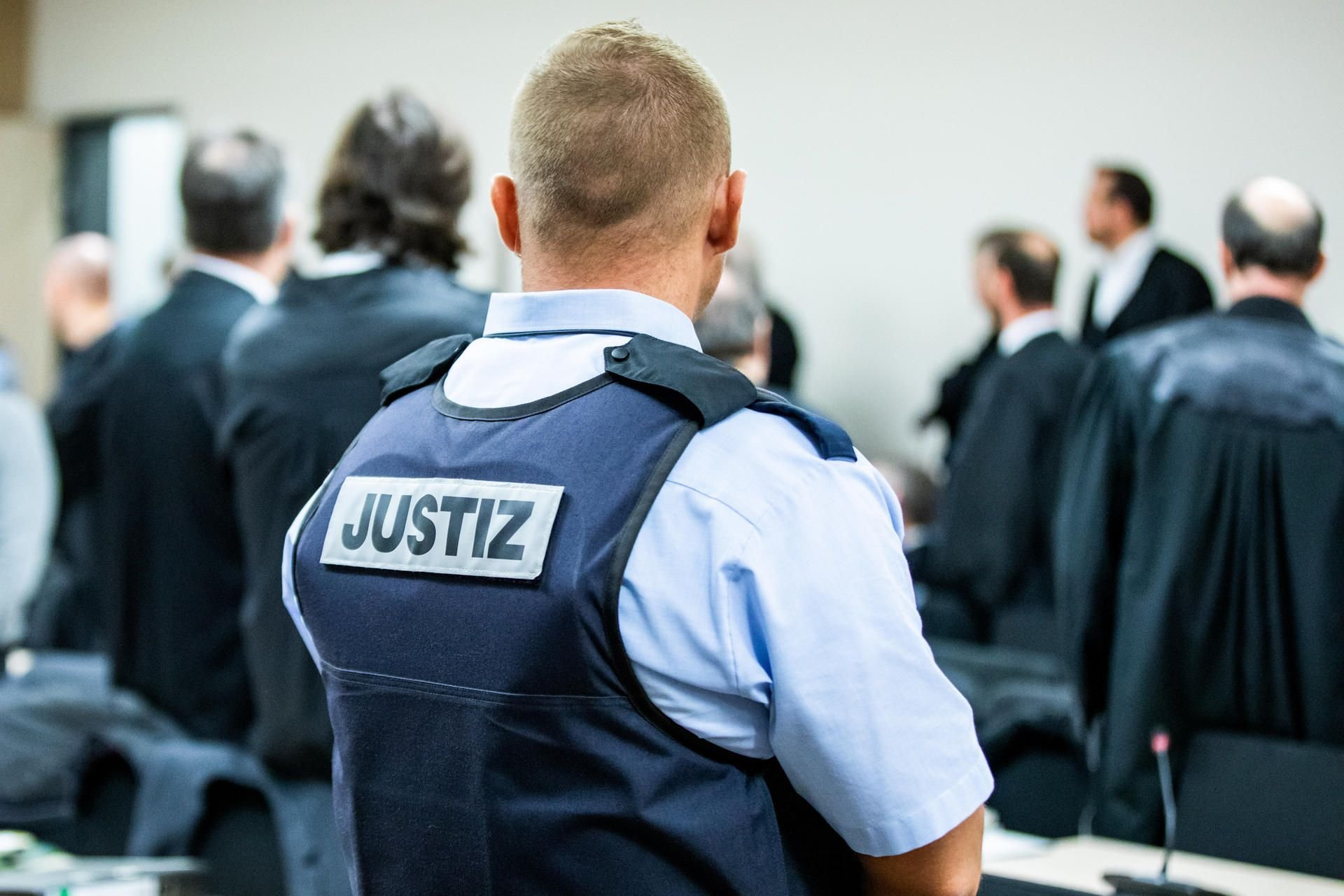 Ein Justizbeamter steht im Gerichtssaal des Landgerichts in Essen.