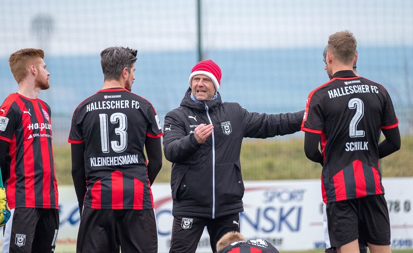 HFC-Cheftrainer Rico Schmitt (mi.) spricht mit seinen Spieler beim Testspiel gegen den FC International Leipzig in Amsdorf.