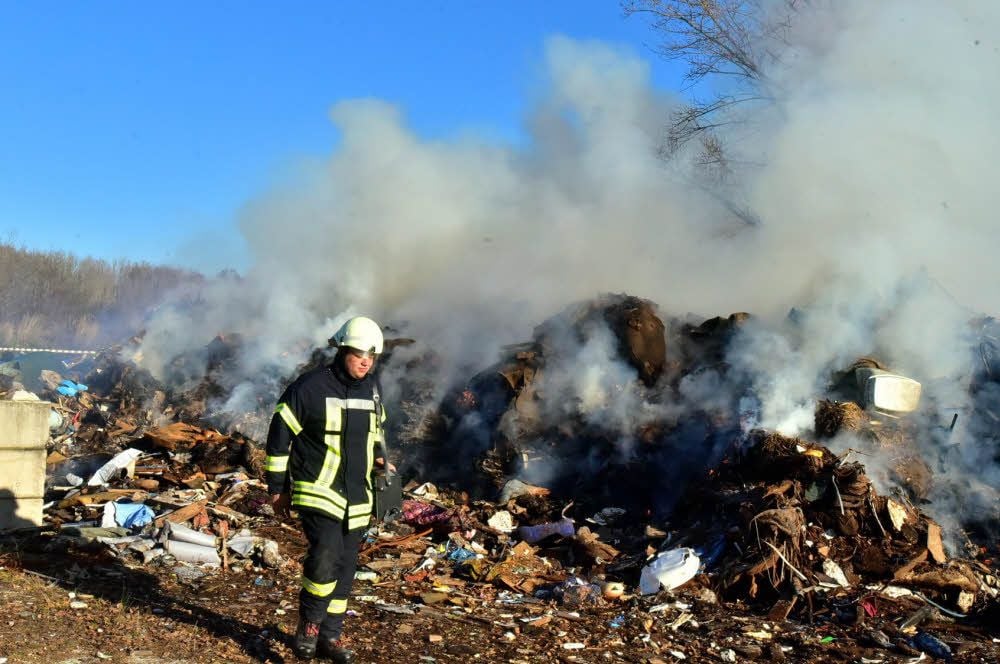 Immer wieder musste die Feuerwehr Teuchern in den vergangenen Jahren Brände auf der ehemaligen Recyclinganlage in Naundorf löschen.
