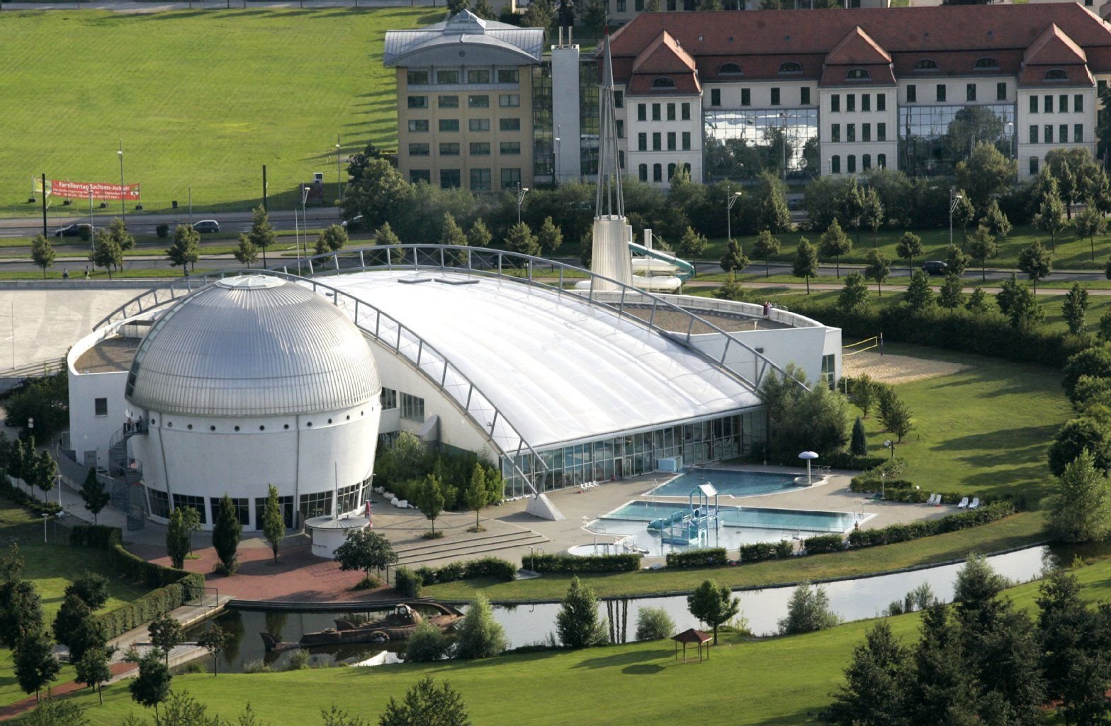 Blick auf das Erlebnisbad «Nautica» am Elbauenpark in Magdeburg