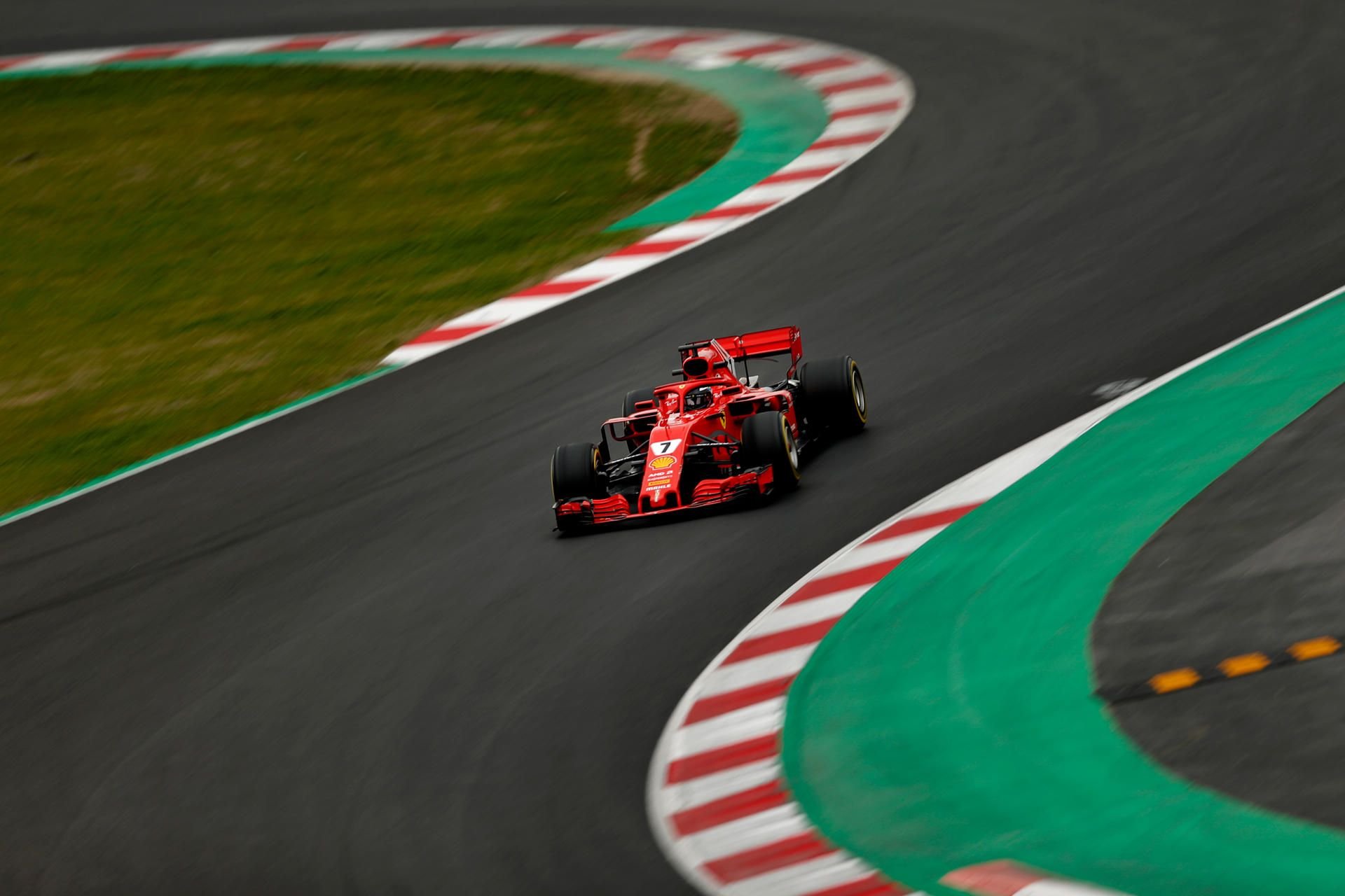 Formel-1-Pilot Kimi Räikkönen im Ferrari bei einer Testfahrt auf dem Circuit de Catalunya bei Barcelona.