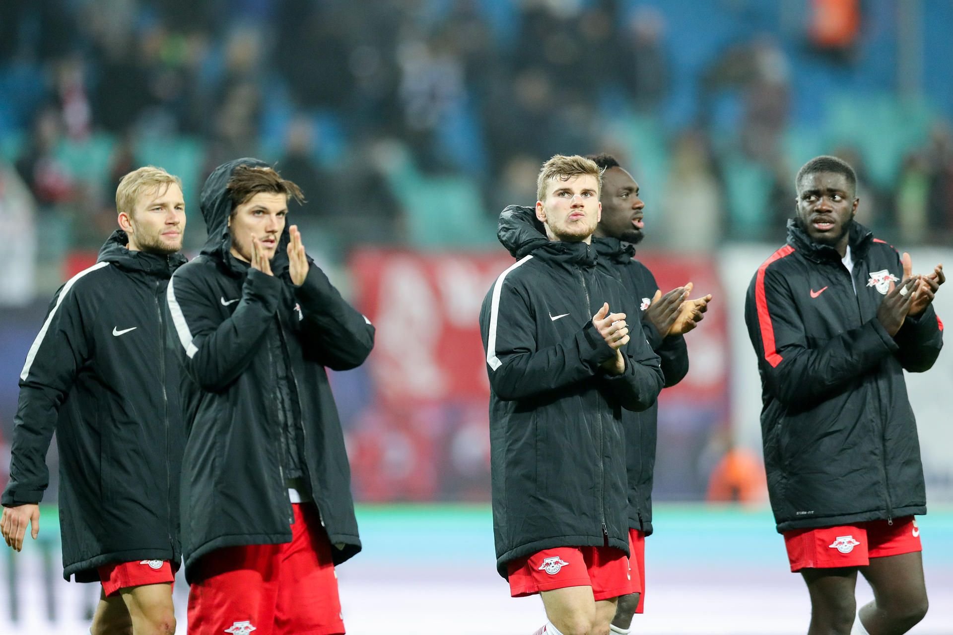 Enttäuschte RBL-Profis mit höflichem Applaus für die Fankurve.