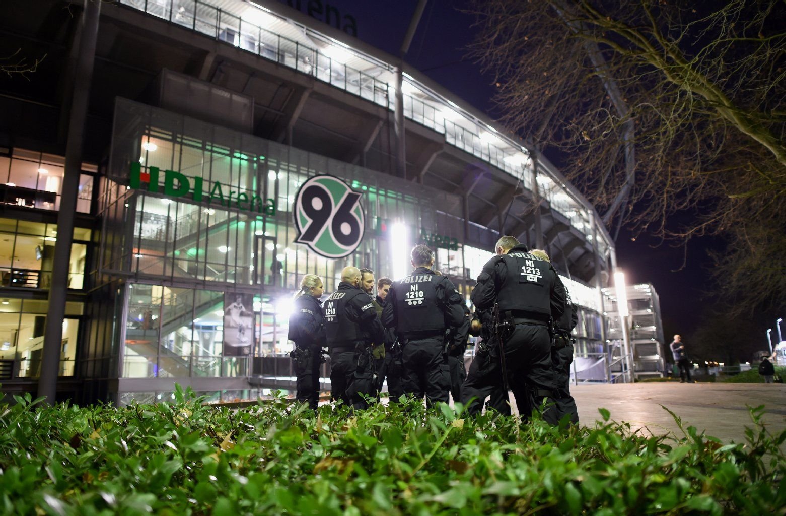 Sicherheitskräfte vor der HDI-Arena in Hannover.
