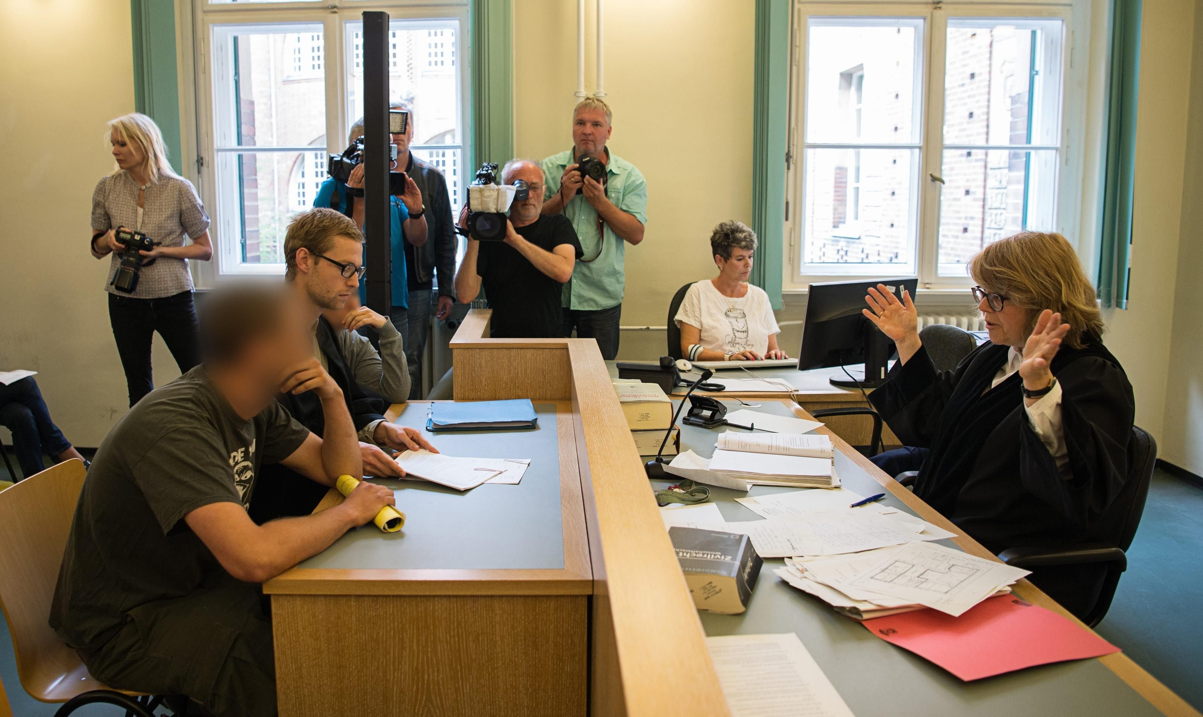 Die Richterin Nicola Herbst (r) spricht am 13.07.2016 vor einer Verhandlung in einem Saal des Landgerichts in Berlin mit dem Anwalt des Verein "Freunde der Kaderschmiede e.v.