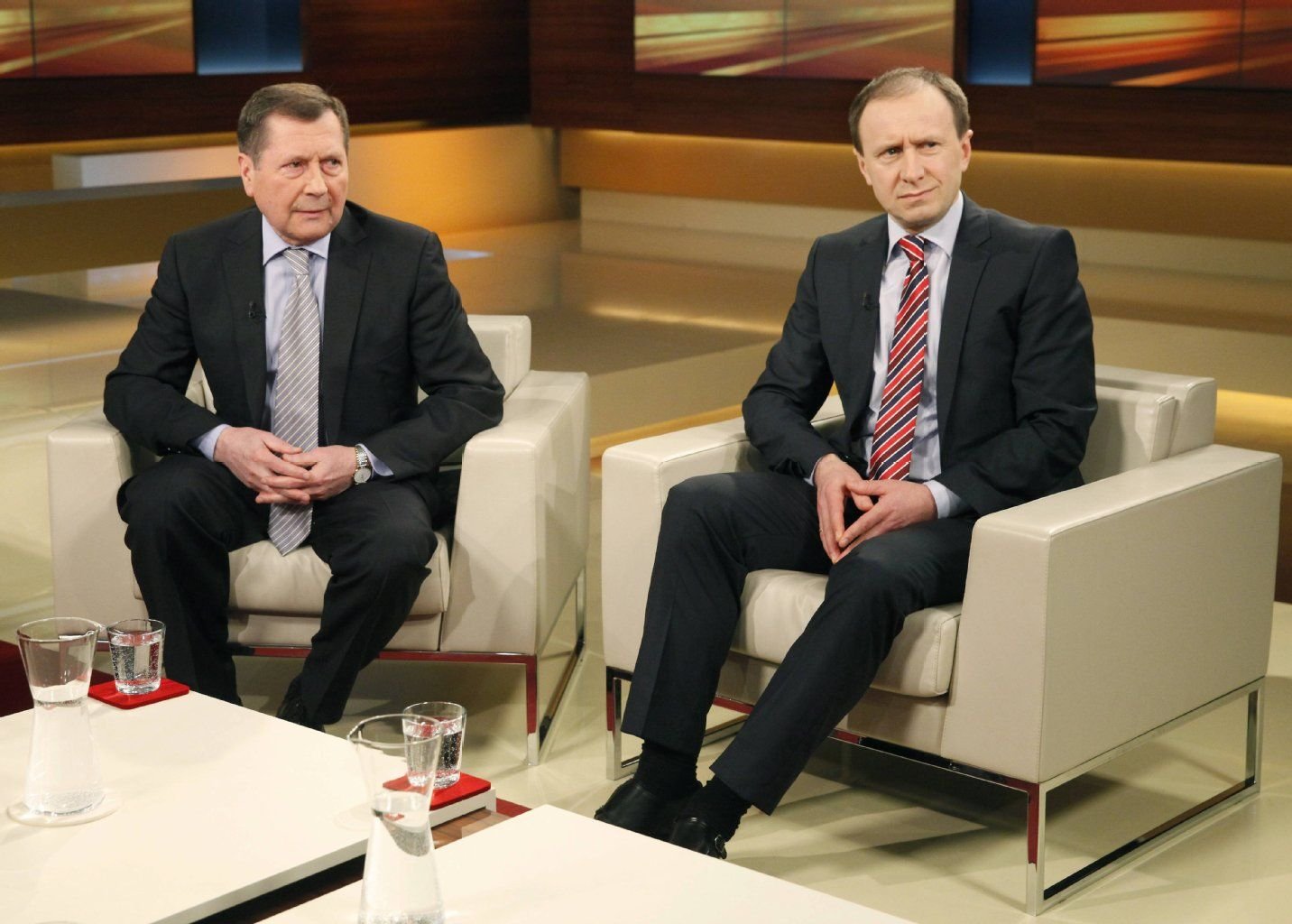 Wladimir Michailowitsch Grinin, Botschafter der Russischen Föderation in der Bundesrepublik Deutschland, und Vasyl Khymynets, Gesandter der Botschaft der Ukraine in der Bundesrepublik Deutschland, in der ARD-Talkshow Anne Will (v.l.).