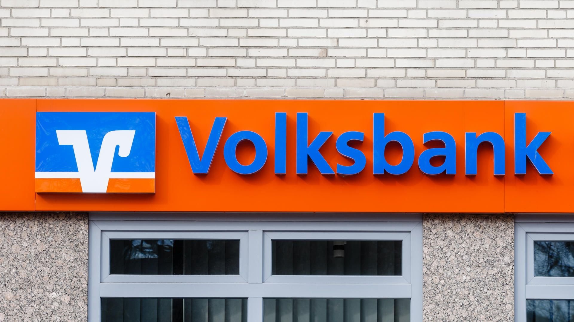 Nicht nur die Sparkassen, auch Genossenschaftsbanken wie die Volksbank sind auf der Suche nach neuen Einnahmequellen.