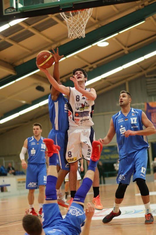 Vor heimischem Publikum konnten sich die BSW Sixers, in dieser Szene Robert Zinn am Ball, mit 76:60 gegen Stahnsdorf durchsetzen. Der direkte Vergleich spricht für das Tabellenschlusslicht.