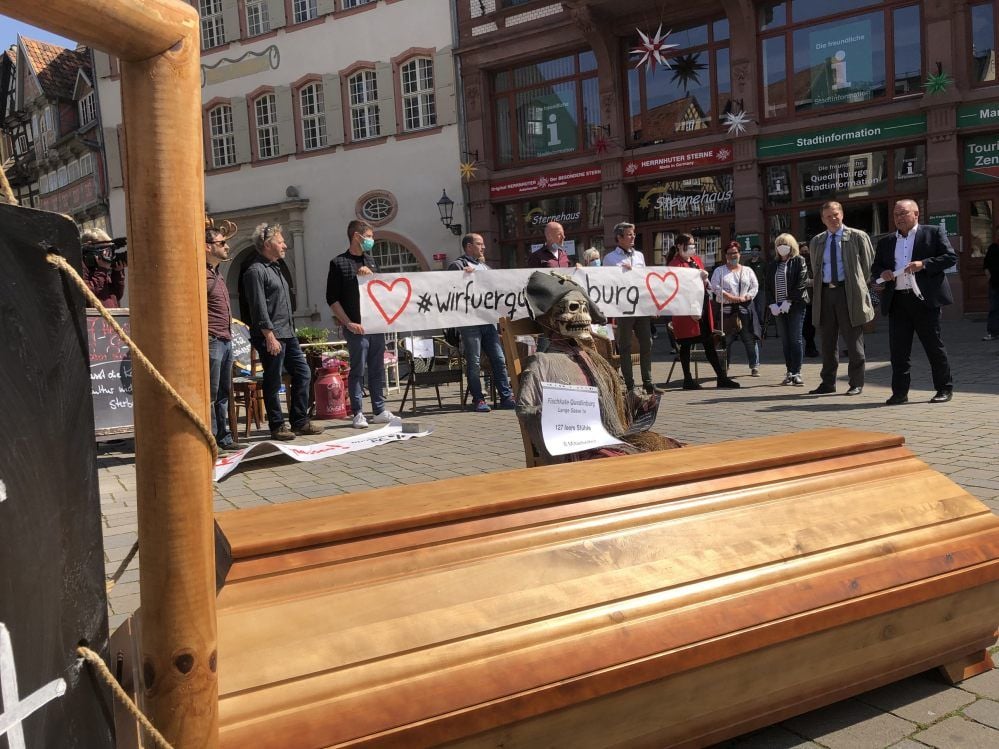 „Wir für Quedlinburg“, sagen Gastronomen und Hoteliers. Sie wollen einen Fahrplan für eine Wiedereröffnung und Unterstützung, befürchten sonst ein Aus für viele Unternehmen.