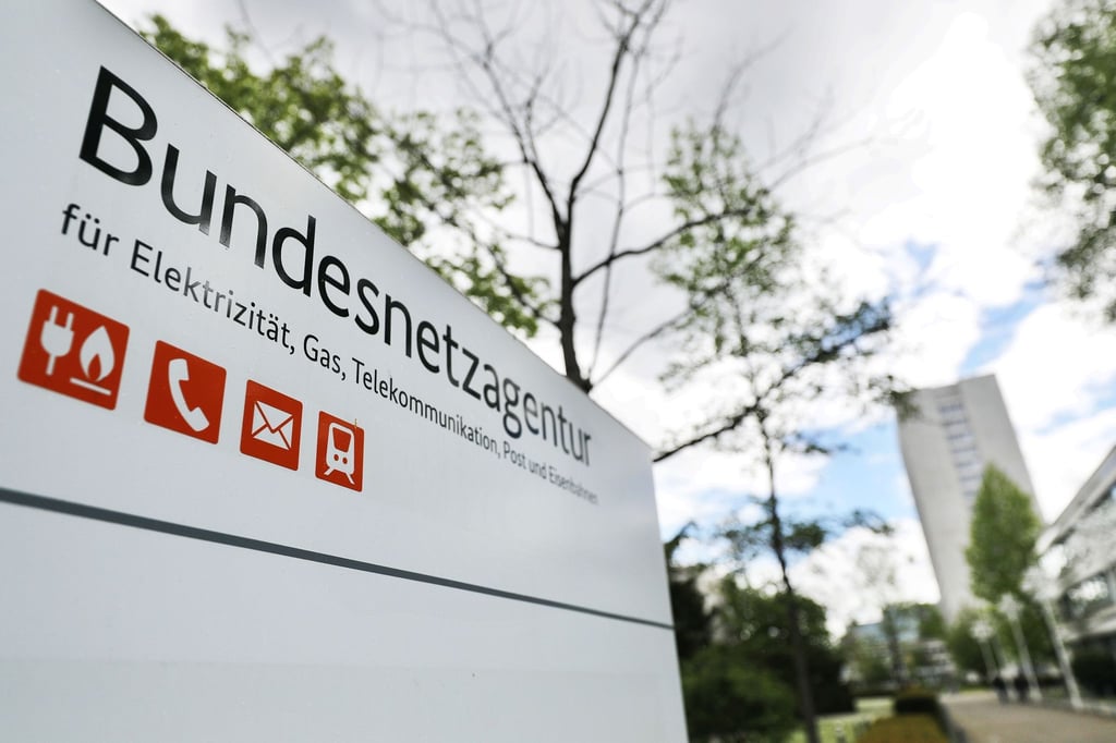 Ein Schild weist auf den Sitz der Bundesnetzagentur hin. (Archivbild)