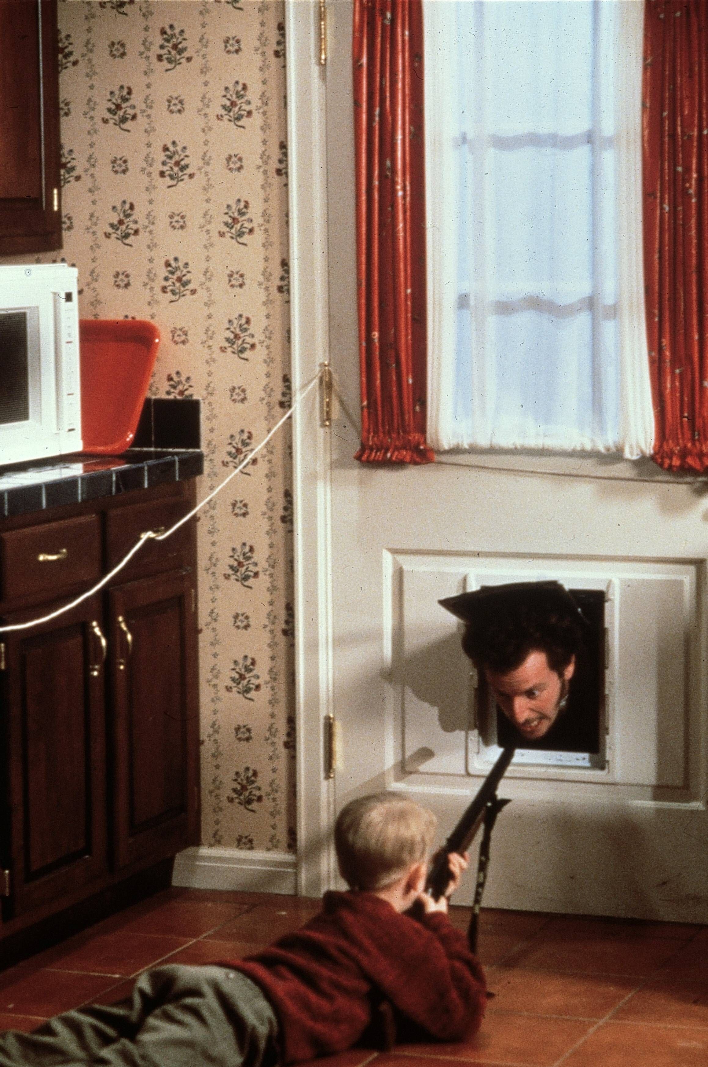 Im Film „Kevin - Allein zu Haus“ versucht der achtjährige Kevin mit allen Mitteln das Haus seiner Familie vor den Einbrechern Harry und Marv zu verteidigen.