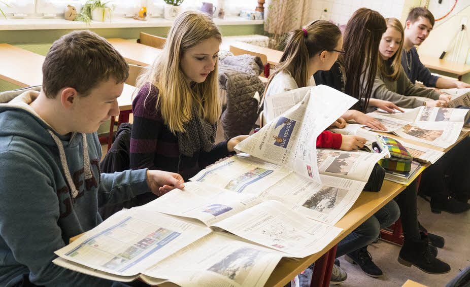 Die 8b der Sekundarschule „Ludwig Gleim“ in Ermsleben bei der Zeitungslektüre.