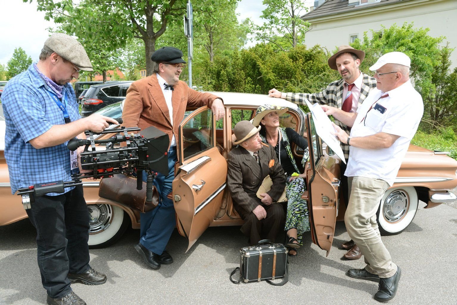 Der Regisseur und Hobbyfilmer Helmut Pöschel bespricht mit den «Hobbygaunern» der Olsenbande Benny (Steffen Gruner), Yvonne (Steffi Pöschel), Egon (Friedrich-Karl Steinbach) und Kjeld (Andreas Schaller) sowie dem Kameramann Thomas Linzner (r-l) in Naumburg die ersten Szenen für den fünften Kurzfilm "Die Olsenbande und die Hand des Königs".