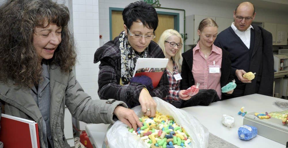Essbares Kinderspielzeug: Die Arbeitsagentur-Mitarbeiter Anett Klaus (links), Nicole Maaß (2. von links) und Herbert Bittner griffen bei der gestrigen Führung durch das Biotechnicum der Hochschule ebenso zu wie die Studentinnen Stephanie Pilz (Mitte) und Stefanie Kugel.