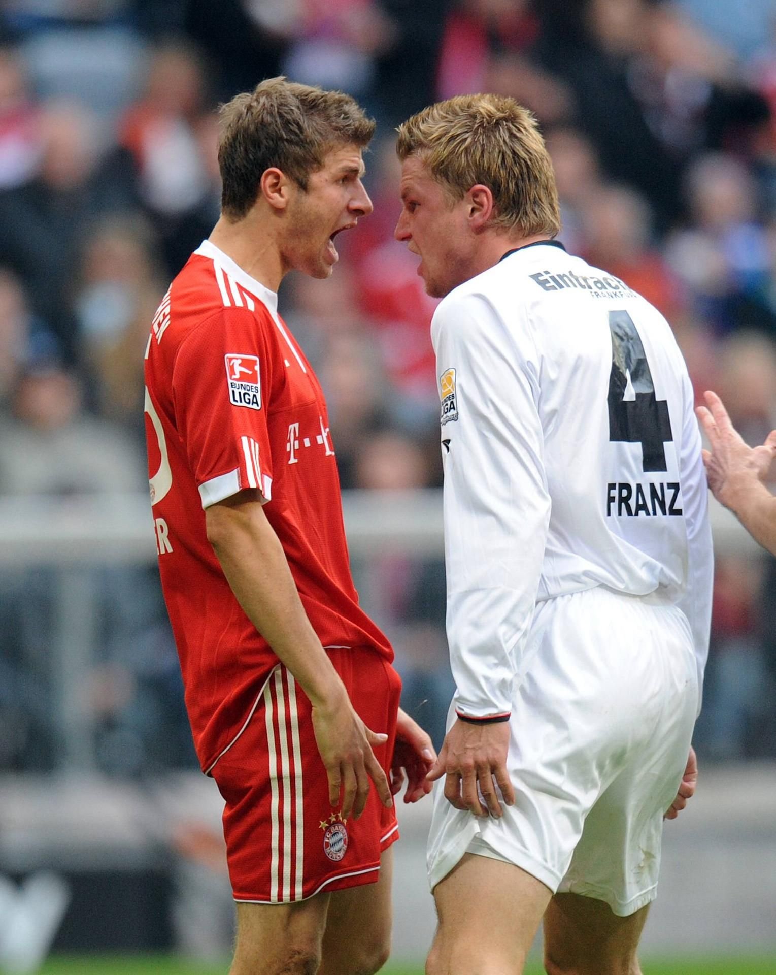 Thomas Müller und Maik Franz beim Austausch von Freundlichkeiten im Oktober 2009.