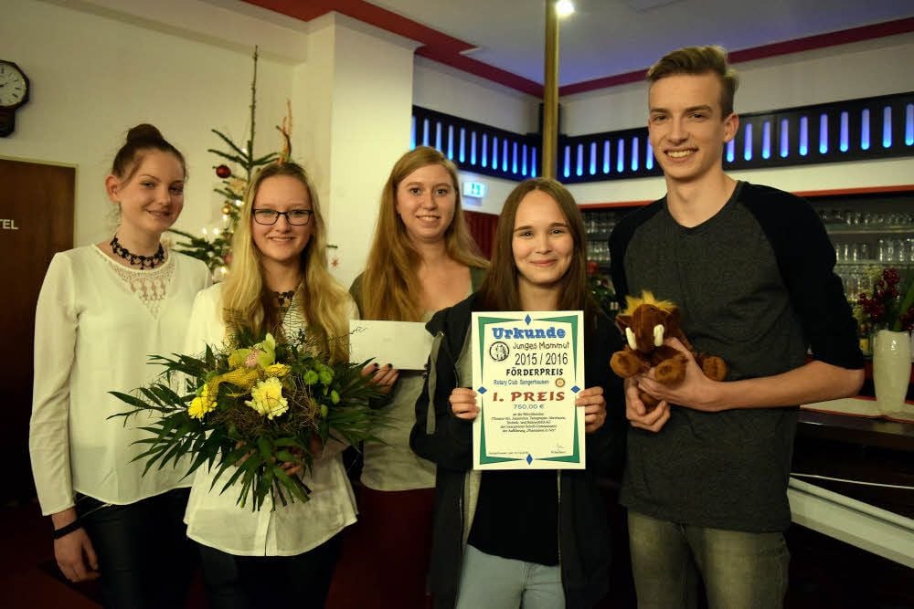 Leah Schöße, Philipp März, Lucie Ziegs, Vanessa Bahn und Chiara Herbst nahmen für das Theaterprojekt den ersten Preis entgegen.