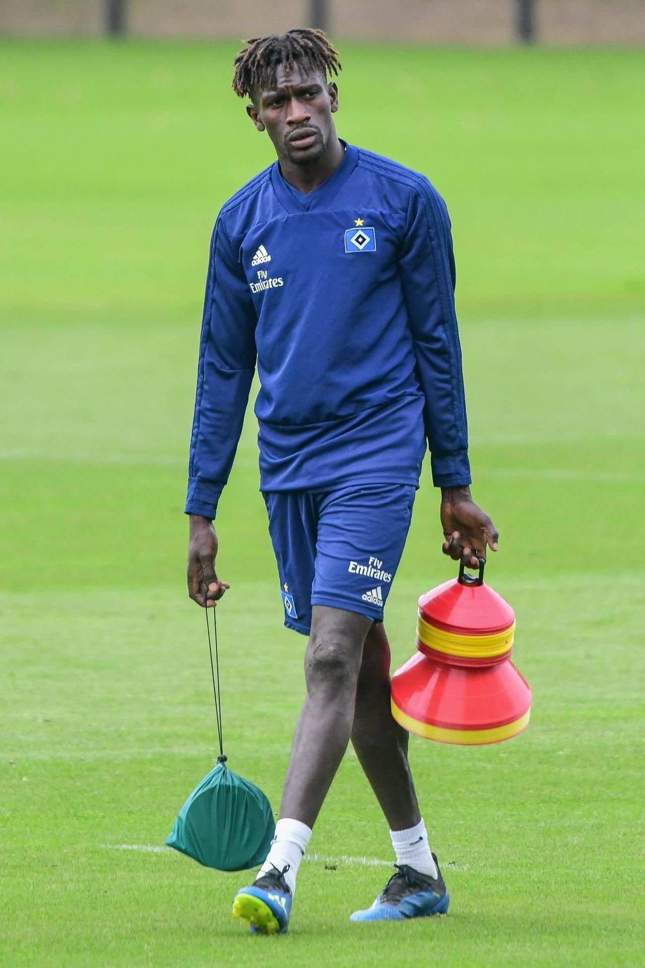 HSV-Profi Bakery Jatta soll bei seiner Einreise als Flüchtling nach Deutschland falsche Angaben zu seiner Identität gemacht haben.