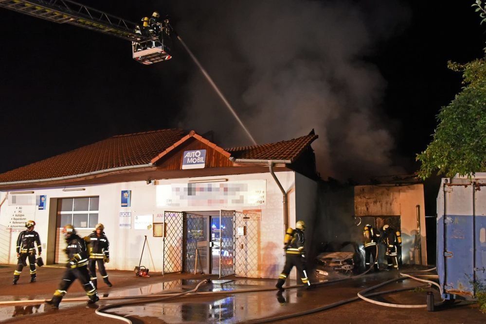 Brand in einer Autowerkstatt in der Mehringer Straße in Aschersleben in der Nacht zum Pfingstmontag 2019.