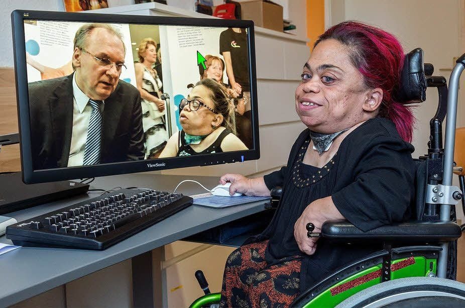 Katharina Kirch an ihrem Arbeitsplatz beim Offenen Kanal