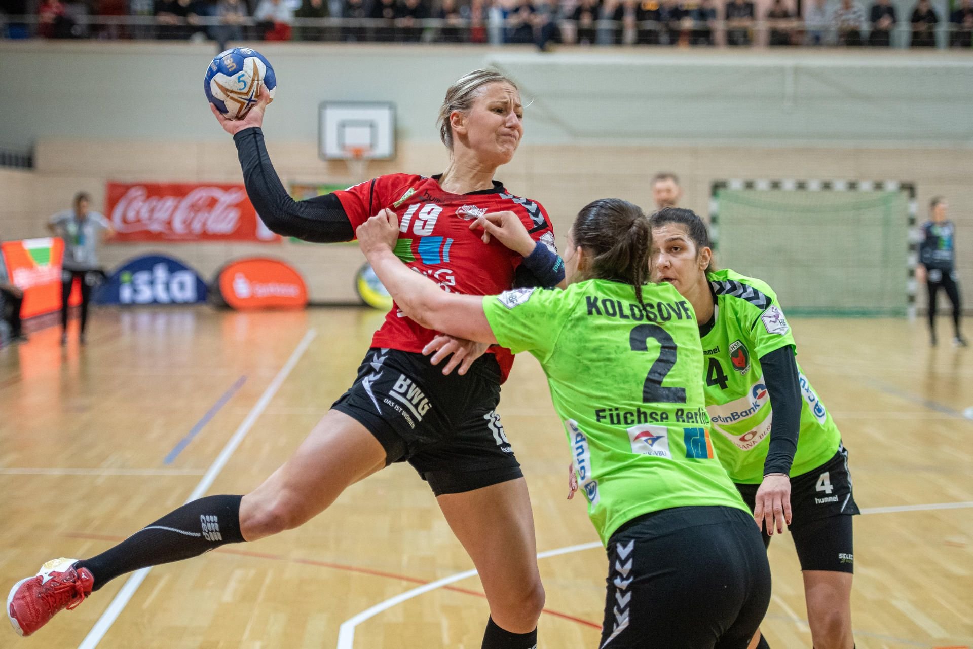Halles Lea Gruber (l.) setzt sich gegen ihre Gegespielerin Simona Kolosove durch.