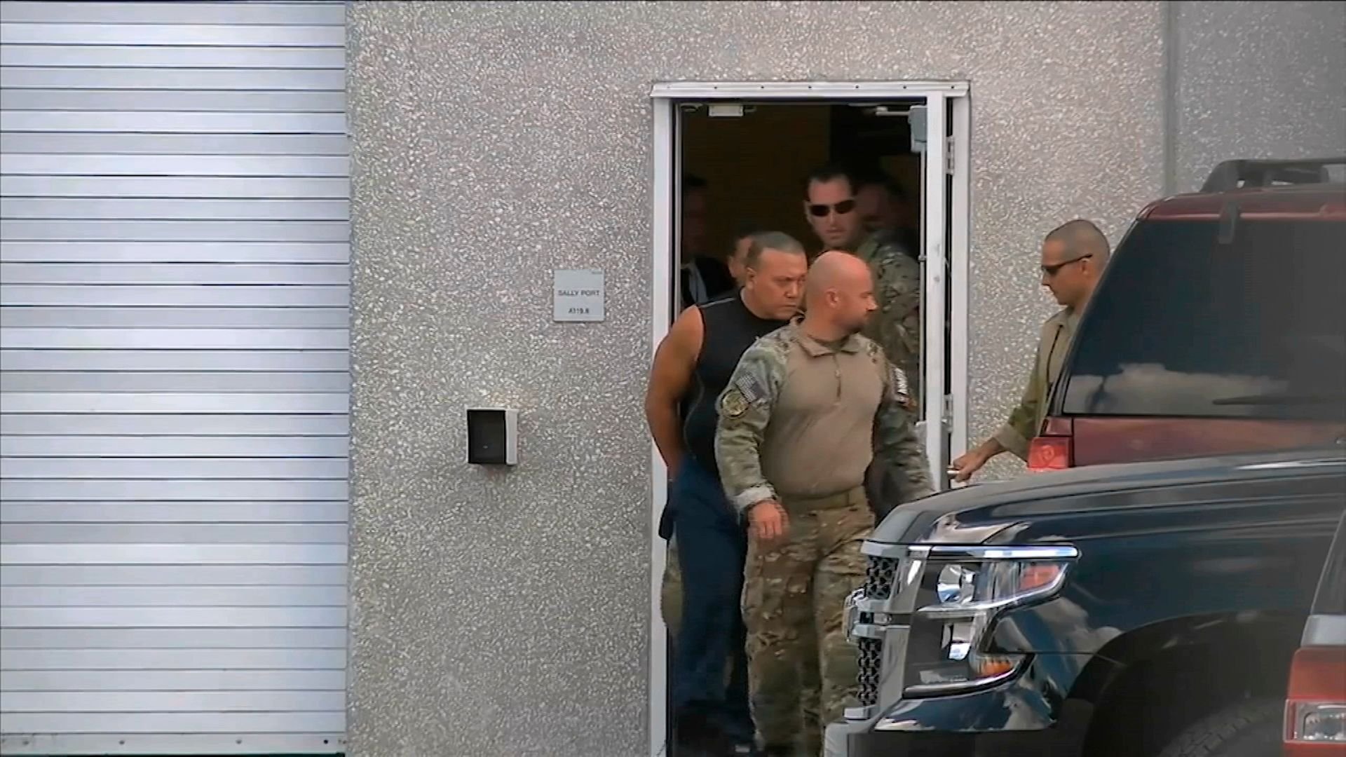 Ein Videoausschnitt zeigt die Festnahme des Verdächtigen im Fall der verschickten Briefbomben an Trump-Kritiker