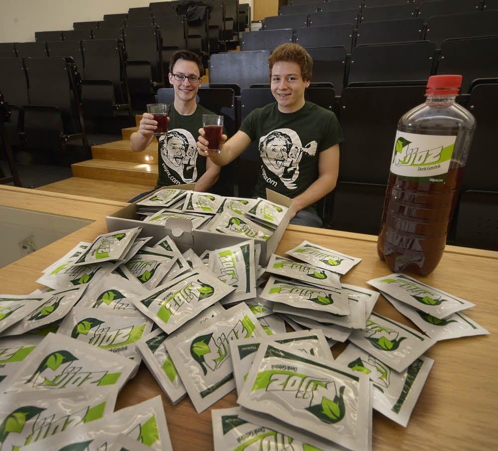 Chris Volke (l.) und Florian Mack haben ein Getränk entwickelt, dass Studenten beim Lernen helfen soll.