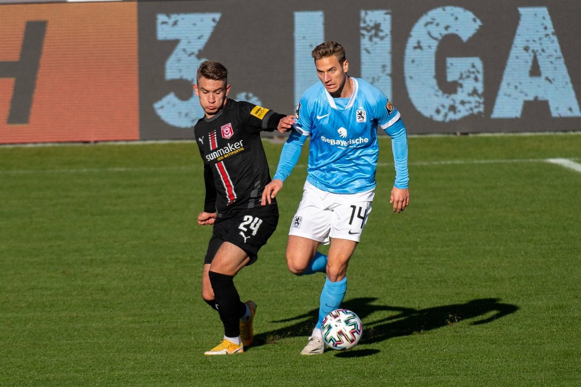 Münchens Torschütze Dennis Dressel (r.) gegen Julian Guttau.