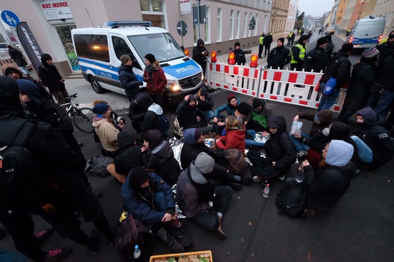 Spontan-Demo vor der Absperrung