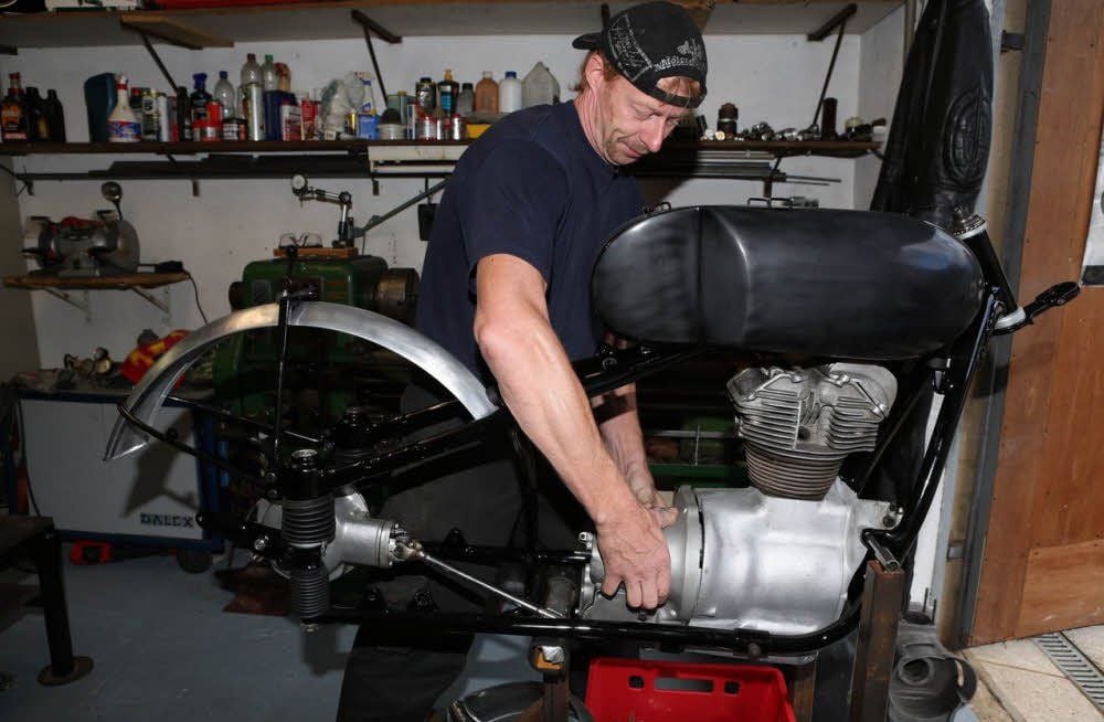 Torsten Busch baut an einem Awo-Motor. Die Maschinen sind sein Hobby.