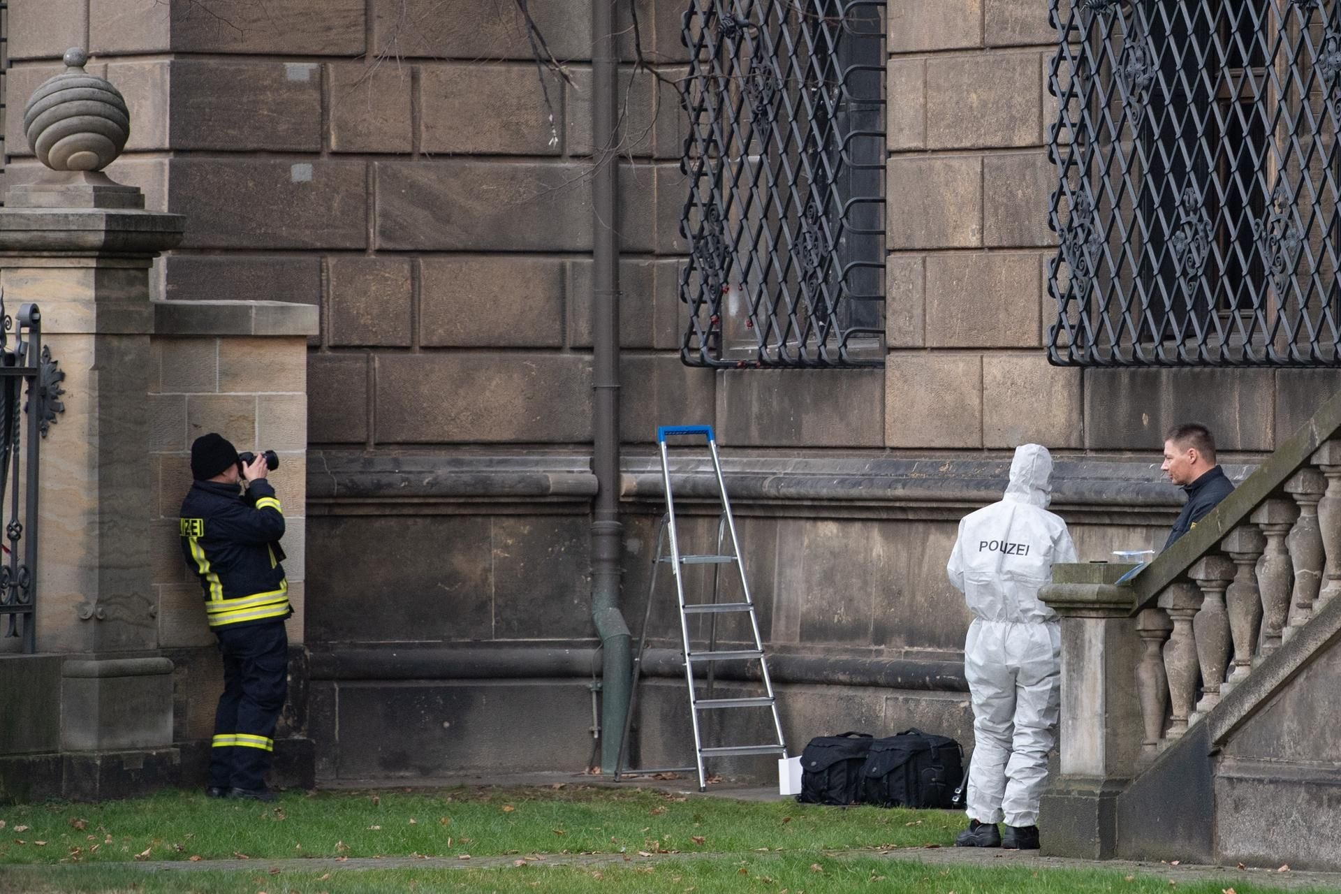Spurensicherung der Polizei am Dresdner Residenzschloss.