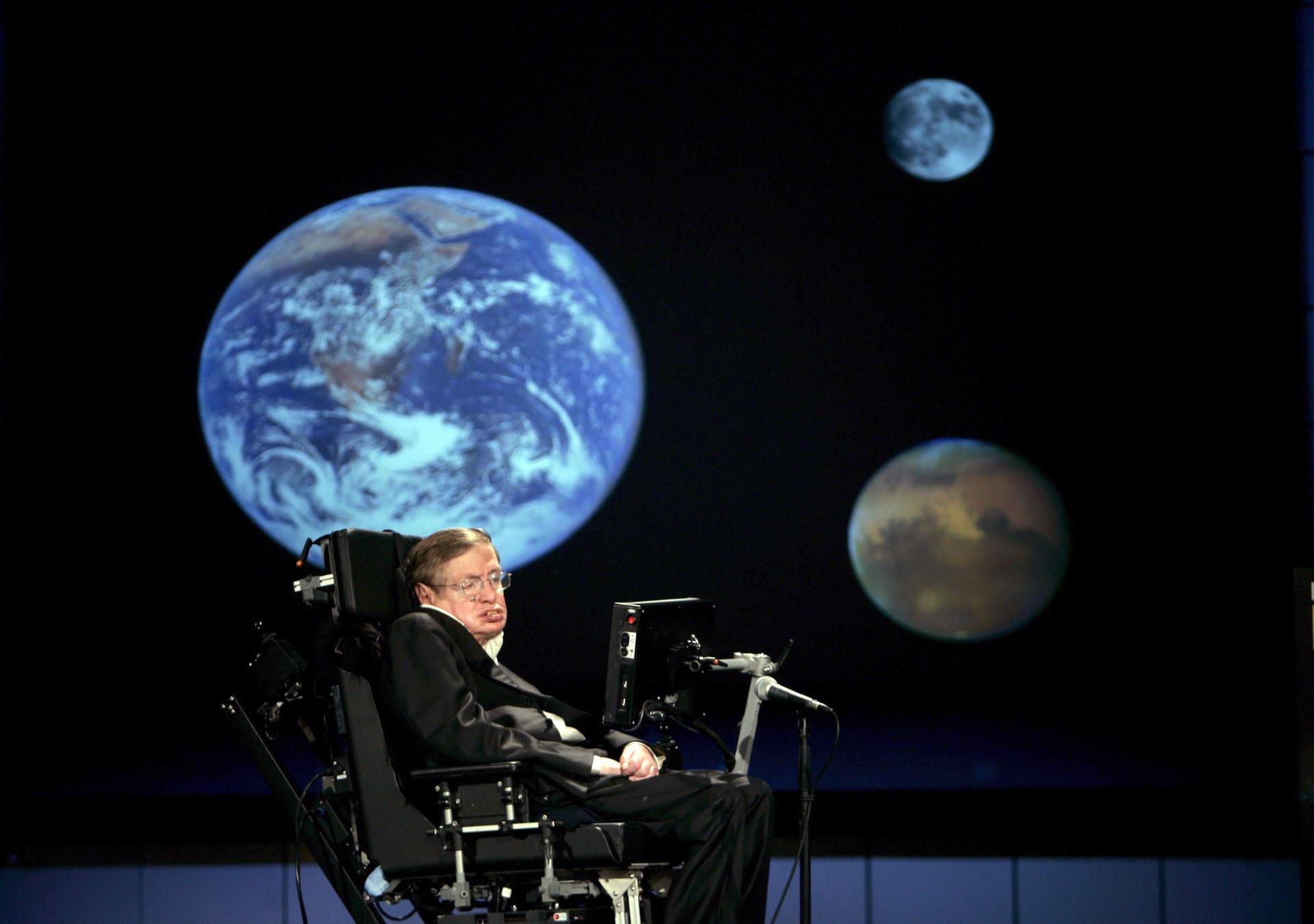 21.04.2008, USA, Washington: Der britische Astrophysiker Stephen Hawking hält an der George Washington University eine Konferenz mit dem Titel „Why We Should Go Into Space“.