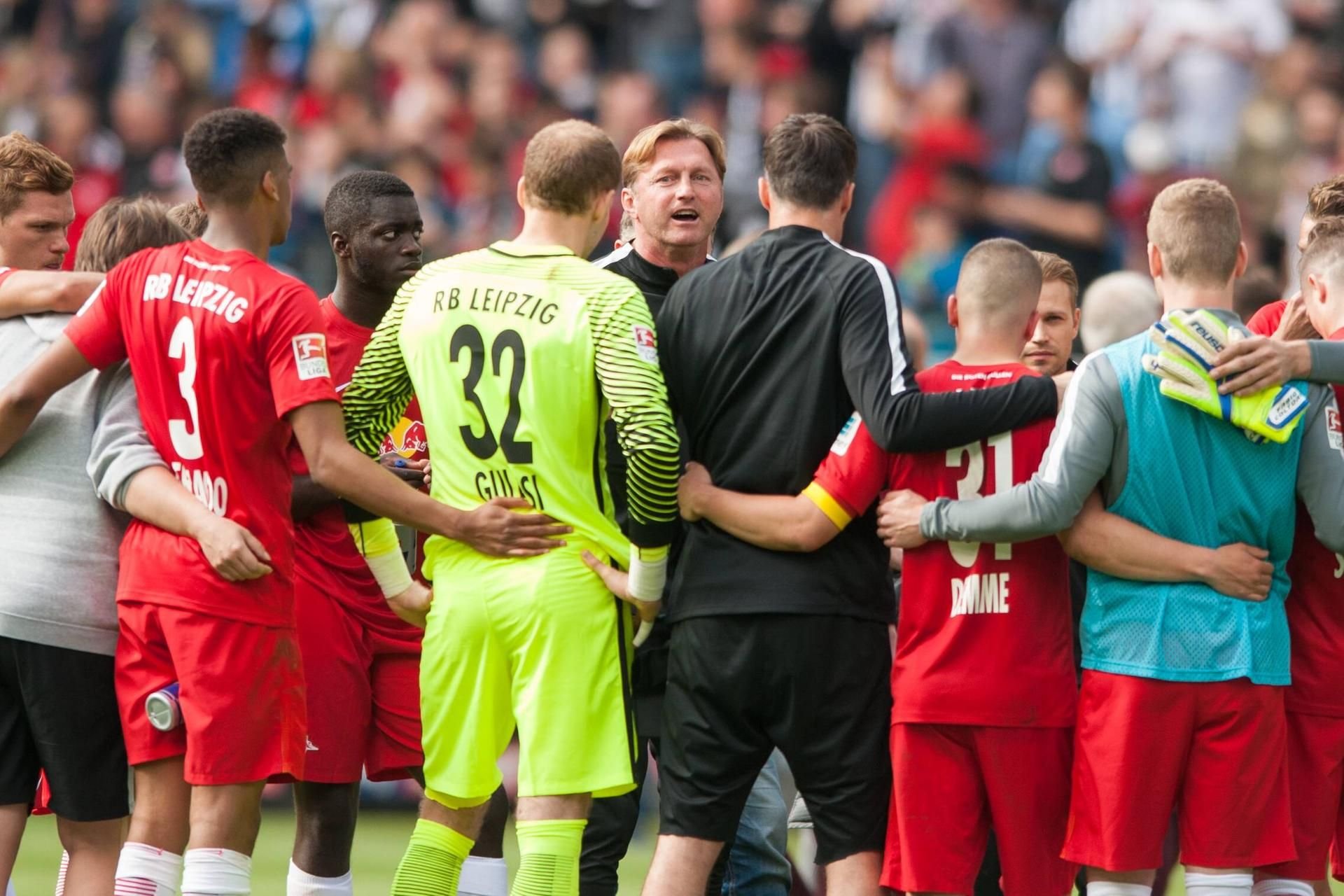 RB-Trainer Ralph Hasenhüttl bei einer Ansprache zu seiner Mannschaft.