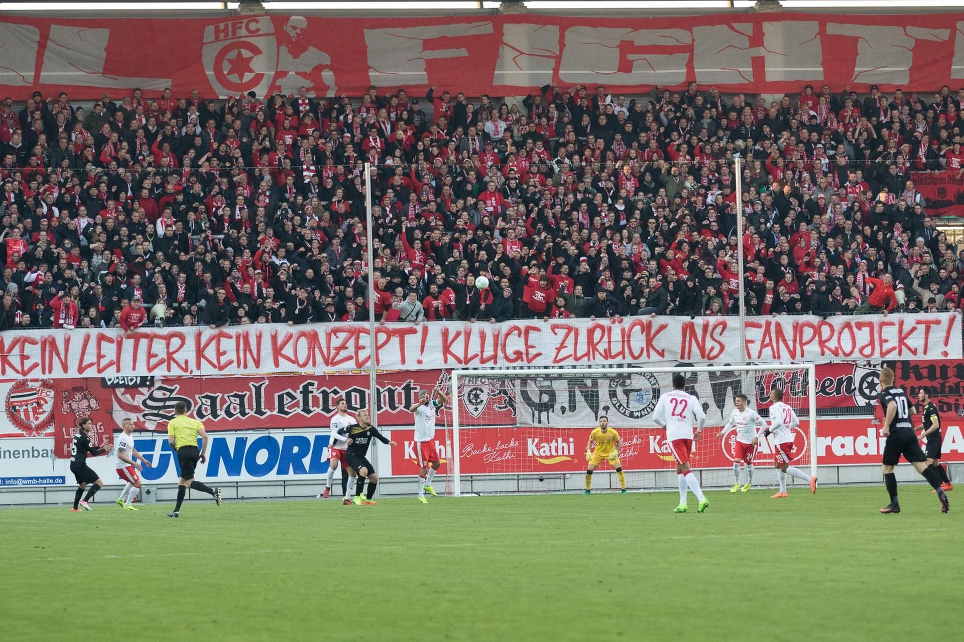Die Absetzung von Steffen Kluge als Leiter des HFC-Fanprojekts sorgte für verhärtete Fronten zwischen Stadt und Fanszene. Immer wieder kam es im Erdgas Sportpark zu Protesten.
