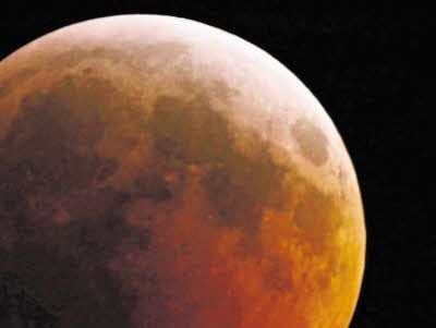 Dieses Foto vom Blutmond gelang dem Astronomen Dirk Schlesier in Heide-Süd. Er hatte ein Teleskop mit einer 50-fachen Vergrößerung verwendet.