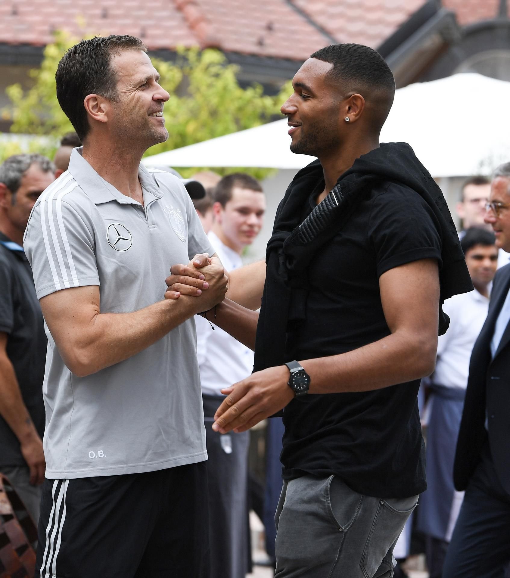 Nationalmannschaftsmanager Oliver Bierhoff (l.) mit Jonathan Tah