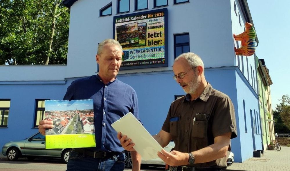 Gert Reißmann (l.) und Michael Kießlich haben einen Kalender mit Luftaufnahmen von Bernburg herausgebracht.